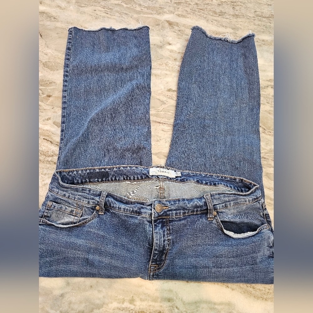 Torrid 22S Raw Hem Jeans Medium Wash Stretch Denim Women’s Plus Size 22 Short